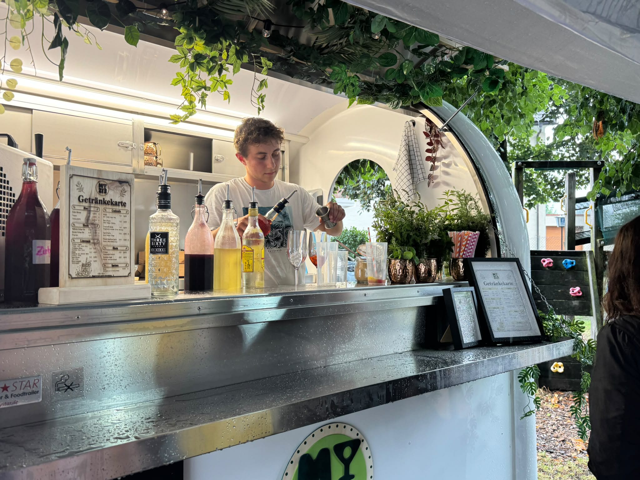 Mobile Cocktailbar Mozi's im Einsatz bei einer Feier in Tirol