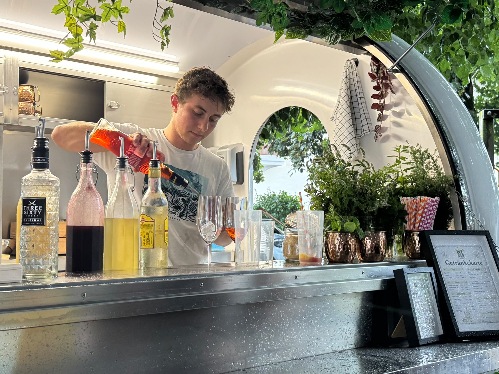 Aperol Spritz wird an der Mozi's Bar eingeschenkt