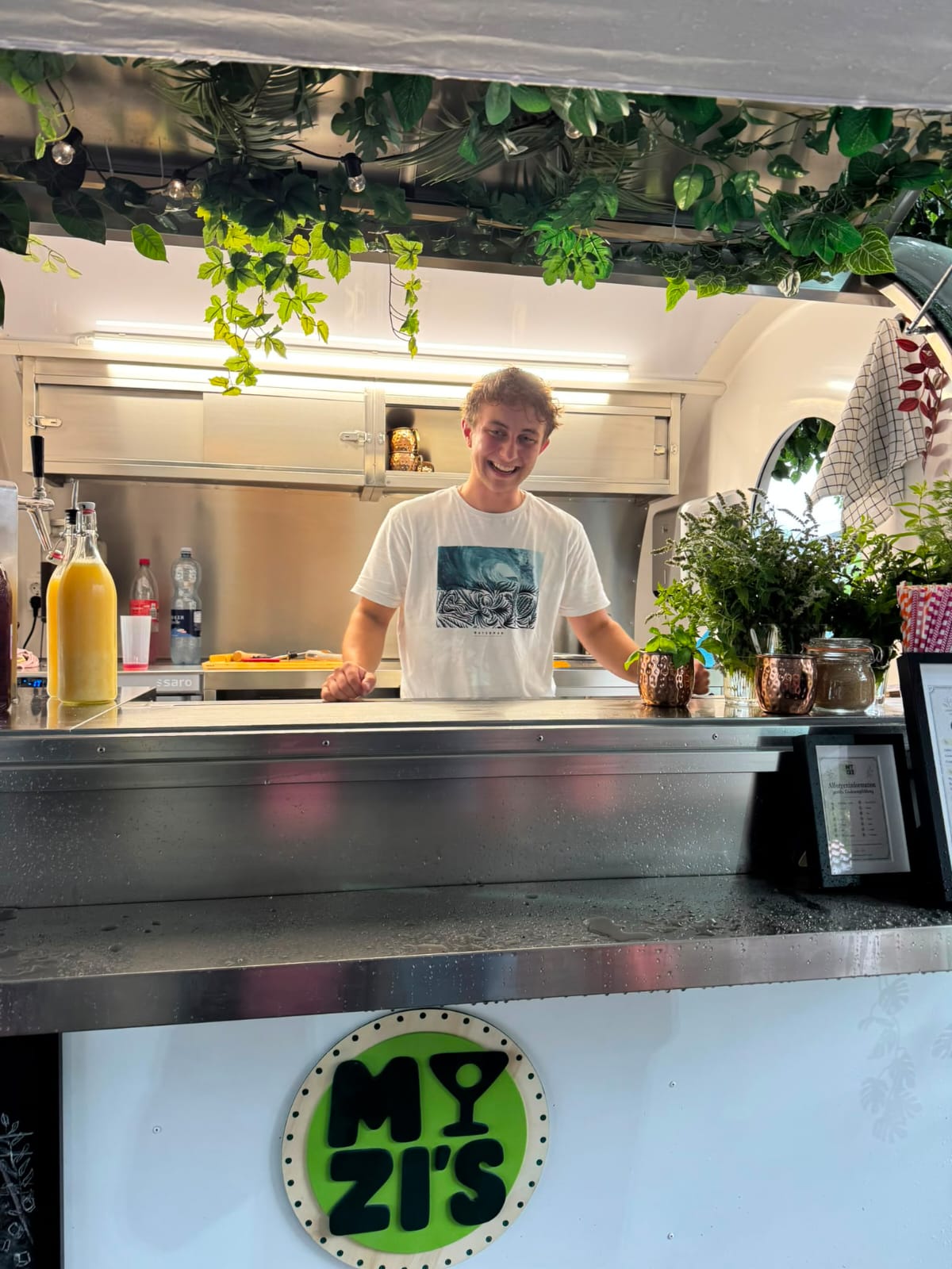 Bartender von Mozi's lächelt hinter der mobilen Cocktailbar